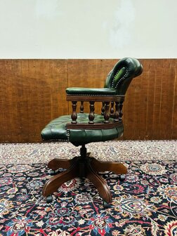 Klassiek-Engels-Chesterfield-Bureaustoel-Captain-Chair-Groen-Leder