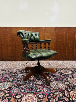 Klassiek-Engels-Chesterfield-Bureaustoel-Captain-Chair-Groen-Leder