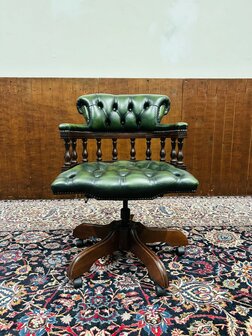 Klassiek-Engels-Chesterfield-Bureaustoel-Captain-Chair-Groen-Leder