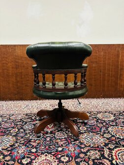 Klassiek-Engels-Chesterfield-Bureaustoel-Captain-Chair-Groen-Leder