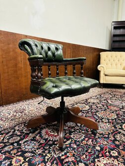 Klassiek-Engels-Chesterfield-Bureaustoel-Captain-Chair-Groen-Leder