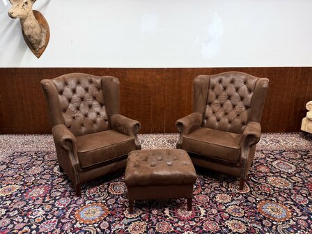 Klassiek-Engels-Chesterfield-Gestofeerde-Fauteuil-Club-Chair-met-Hocker-Poef-1