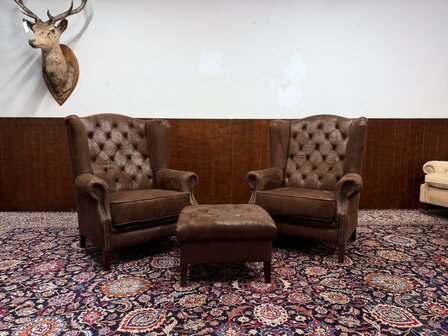 Klassiek-Engels-Chesterfield-Gestofeerde-Fauteuil-Club-Chair-met-Hocker-Poef
