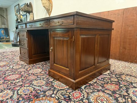 Klassiek-Engels-Antiek-Oud-Bureau-Desk-met-Zwart-Lederen-Inleg-4