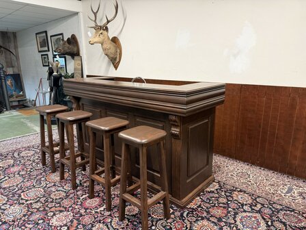 Klassiek-Engels-Antiek-Oud-Chesterfield-Mancave-Bar-Toog-Pubbar-met-Barkrukken
