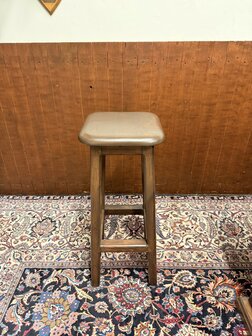 Klassiek-Engels-Antiek-Oud-Chesterfield-Mancave-Bar-Toog-Pubbar-met-Barkrukken