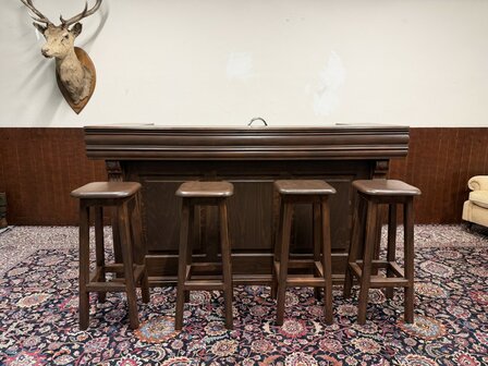 Klassiek-Engels-Antiek-Oud-Chesterfield-Mancave-Bar-Toog-Pubbar-met-Barkrukken