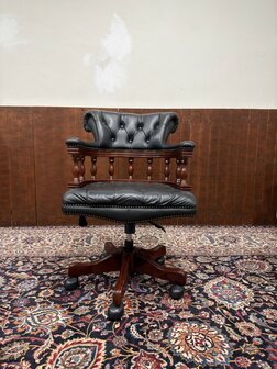 Klassiek-Engels-Oud-Antiek-Chesterfield-Captain-Chair-Bureaustoel