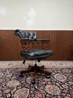 Klassiek-Engels-Oud-Antiek-Chesterfield-Captain-Chair-Bureaustoel