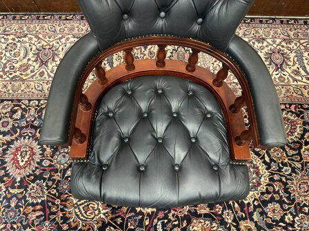 Klassiek-Engels-Oud-Antiek-Chesterfield-Captain-Chair-Bureaustoel