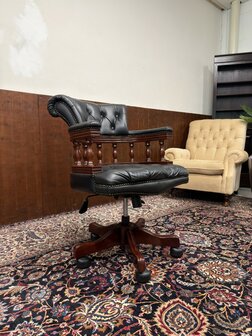 Klassiek-Engels-Oud-Antiek-Chesterfield-Captain-Chair-Bureaustoel
