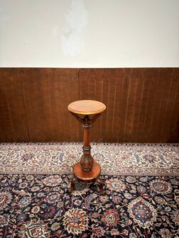 Klassiek-Engels-Oud-Antiek-Chesterfield-Pied-de-stalle-plantenstandaard
