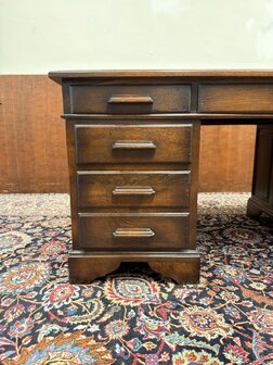 Antiek-Engels-Klassiek-Oud-Chesterfield-Eikenhout-Bureau-Desk-met-Groen-Lederen-Inleg