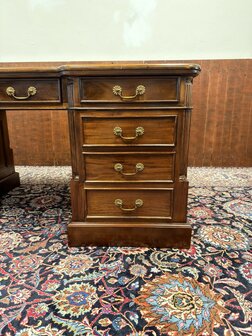 Engels-Klassiek-Oud-Antiek-Chesterfield-Bureau-Desk-Partnerdesk-Groen-Lederen-Inleg
