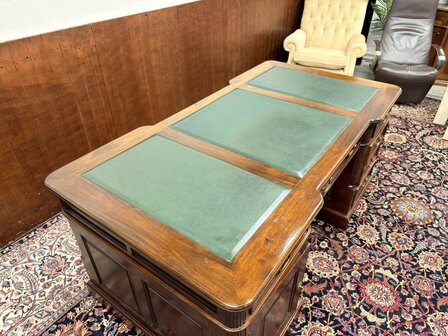 Engels-Klassiek-Oud-Antiek-Chesterfield-Bureau-Desk-Partnerdesk-Groen-Lederen-Inleg