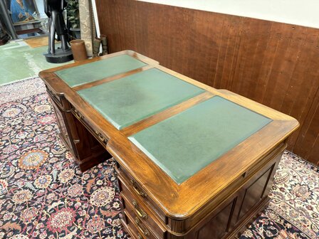 Engels-Klassiek-Oud-Antiek-Chesterfield-Bureau-Desk-Partnerdesk-Groen-Lederen-Inleg