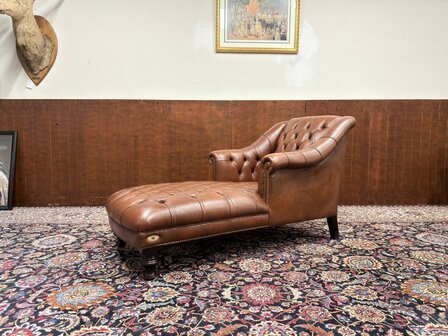 Klassiek-Engels-Antiek-Oud-Chesterfield-Ligbank-Relax-Bank-Chaise-Longue