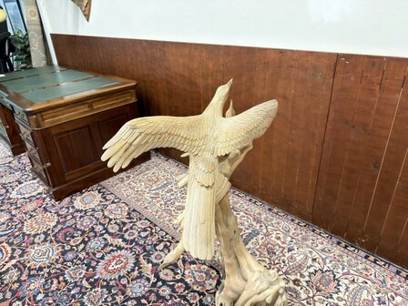 Antiek houtsnijwerk van diverse vogels in een boom