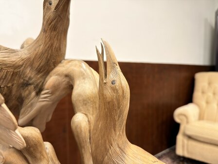 Antiek houtsnijwerk van diverse vogels in een boom