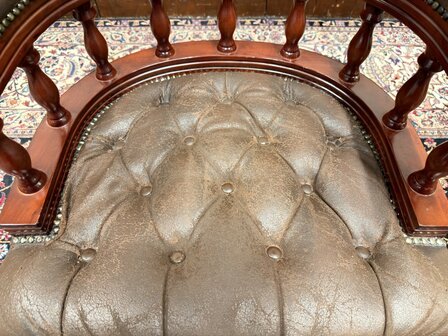Klassiek-Oud-Engels-Antiek-Chesterfield-Bureaustoel-Captain-Chair-in-Bruin-Leder