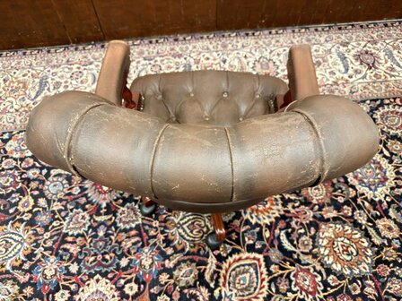 Klassiek-Oud-Engels-Antiek-Chesterfield-Bureaustoel-Captain-Chair-in-Bruin-Leder