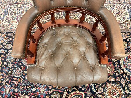 Klassiek-Oud-Engels-Antiek-Chesterfield-Bureaustoel-Captain-Chair-in-Bruin-Leder