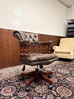 Klassiek-Oud-Engels-Antiek-Chesterfield-Bureaustoel-Captain-Chair-in-Bruin-Leder