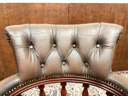 Klassiek-Oud-Engels-Antiek-Chesterfield-Bureaustoel-Captain-Chair-in-Bruin-Leder
