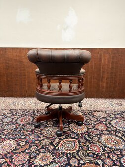 Klassiek-Oud-Engels-Antiek-Chesterfield-Bureaustoel-Captain-Chair-in-Bruin-Leder
