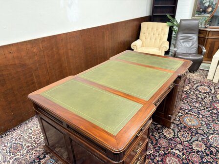 Klassiek-Oud-Antiek-Engels-Chesterfield-Mahoniehout-Mahonie-Bureau-Desk-Partnerdesk-met-Groene-Lederen-Inleg
