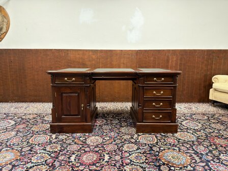 Klassiek-Oud-Antiek-Engels-Chesterfield-Mahoniehout-Mahonie-Bureau-Desk-met-Groene-Lederen-Inleg