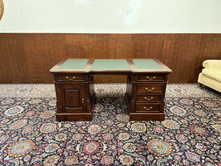 Klassiek-Oud-Antiek-Engels-Chesterfield-Mahoniehout-Mahonie-Bureau-Desk-met-Groene-Lederen-Inleg