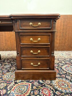 Klassiek-Oud-Antiek-Engels-Chesterfield-Mahoniehout-Mahonie-Bureau-Desk-met-Groene-Lederen-Inleg