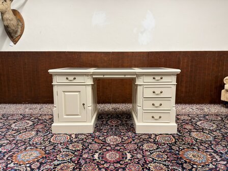 Klassiek-Oud-Antiek-Engels-Chesterfield-Mahoniehout-Mahonie-Wit-Creme-Landelijk-Bureau-Desk-met-ZwartLederen-Inleg