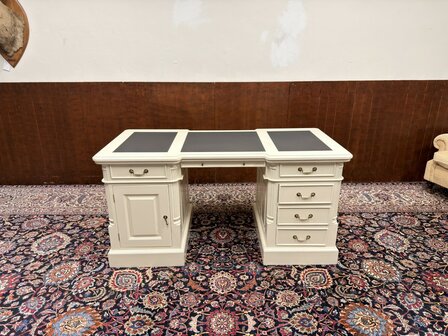 Klassiek-Oud-Antiek-Engels-Chesterfield-Mahoniehout-Mahonie-Wit-Creme-Landelijk-Bureau-Desk-met-ZwartLederen-Inleg