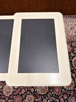 Klassiek-Oud-Antiek-Engels-Chesterfield-Mahoniehout-Mahonie-Wit-Creme-Landelijk-Bureau-Desk-met-ZwartLederen-Inleg