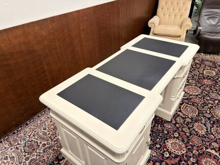 Klassiek-Oud-Antiek-Engels-Chesterfield-Mahoniehout-Mahonie-Wit-Creme-Landelijk-Bureau-Desk-met-ZwartLederen-Inleg
