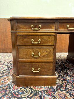 Klassiek-Oud-Engels-Antiek-Chesterfield-Mahoniehouten-Bureau-Desk-met-Bureaustoel-Stoel