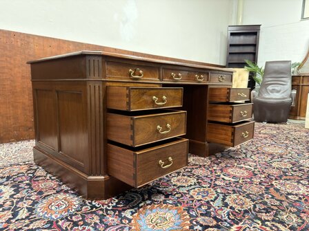 Klassiek-Oud-Engels-Antiek-Chesterfield-Mahoniehouten-Bureau-Desk-met-Bureaustoel-Stoel