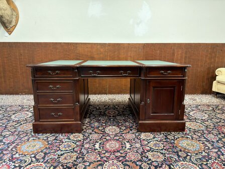 Klassiek-Oud-Engels-Antiek-Chesterfield-Bureau-Desk-Partnerdesk-Mahoniehout-met-Groen-Lederen-Inleg