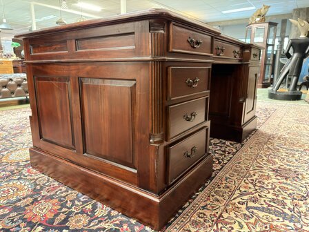 Klassiek-Oud-Engels-Antiek-Chesterfield-Bureau-Desk-Partnerdesk-Mahoniehout-met-Groen-Lederen-Inleg