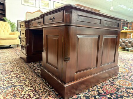 Klassiek-Oud-Engels-Antiek-Chesterfield-Bureau-Desk-Partnerdesk-Mahoniehout-met-Groen-Lederen-Inleg