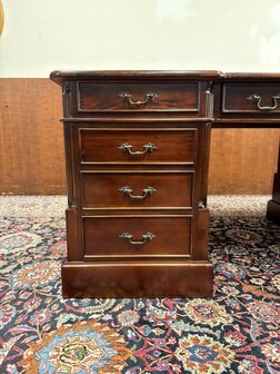 Klassiek-Oud-Engels-Antiek-Chesterfield-Bureau-Desk-Partnerdesk-Mahoniehout-met-Groen-Lederen-Inleg