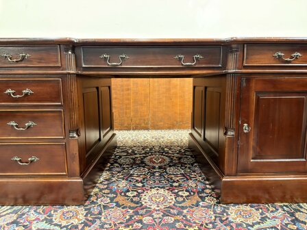 Klassiek-Oud-Engels-Antiek-Chesterfield-Bureau-Desk-Partnerdesk-Mahoniehout-met-Groen-Lederen-Inleg
