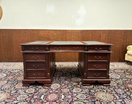 Klassiek-Oud-Engels-Antiek-Chesterfield-Bureau-Desk-Mahoniehout-met-Groen-Lederen-Inleg