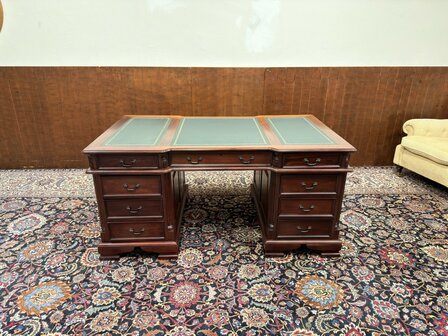 Klassiek-Oud-Engels-Antiek-Chesterfield-Bureau-Desk-Mahoniehout-met-Groen-Lederen-Inleg