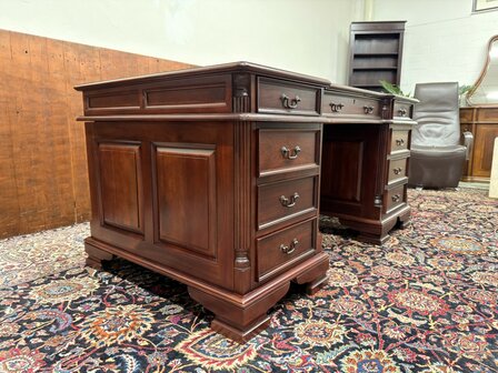 Klassiek-Oud-Engels-Antiek-Chesterfield-Bureau-Desk-Mahoniehout-met-Groen-Lederen-Inleg