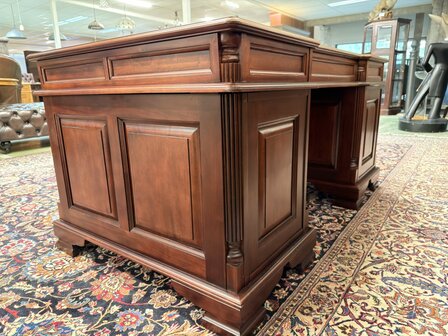 Klassiek-Oud-Engels-Antiek-Chesterfield-Bureau-Desk-Mahoniehout-met-Groen-Lederen-Inleg
