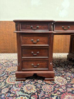 Klassiek-Oud-Engels-Antiek-Chesterfield-Bureau-Desk-Mahoniehout-met-Groen-Lederen-Inleg