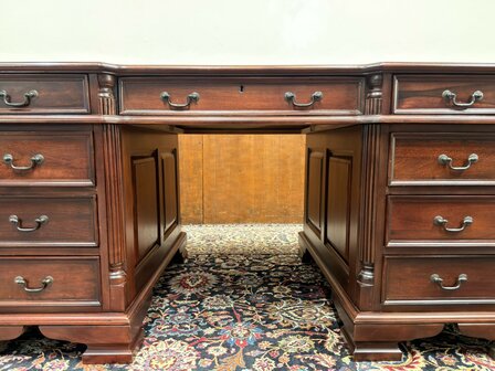 Klassiek-Oud-Engels-Antiek-Chesterfield-Bureau-Desk-Mahoniehout-met-Groen-Lederen-Inleg